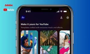Sobre un fondo degradado azul aparece un móvil emergiendo de la parte inferior de la imagen. En su pantalla, el móvil muestra la interfaz de Premier y la opción para crear vídeos para YouTube Shorts. En la esquina superior izquierda de la imagen aparecen el logo de Adobe y el de YouTube.
