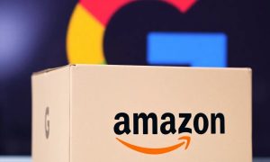 una caja de amazon ante un logotipo de google