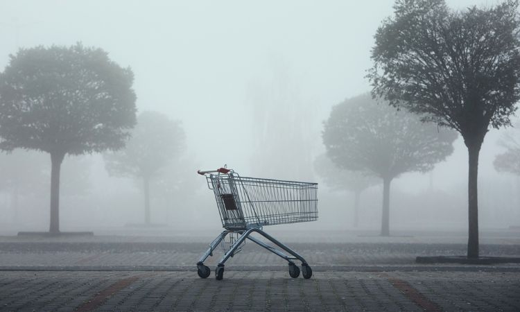 carrito abandonado en medio de la calle en un día de niebla