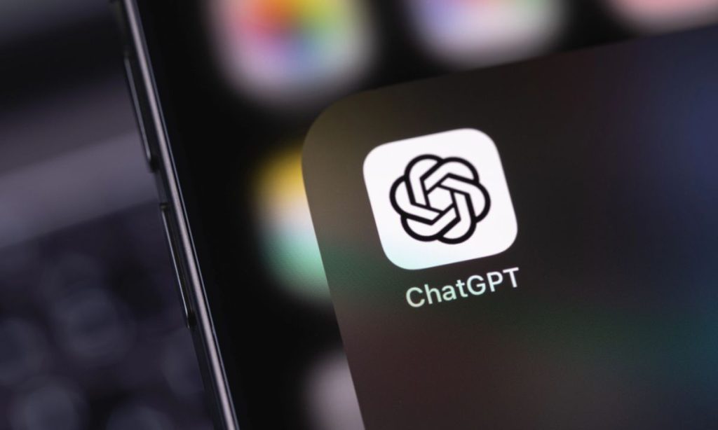 Fotografía en plano detalle de la aplicación de ChatGPT instalada en el menú de apps de un teléfono móvil