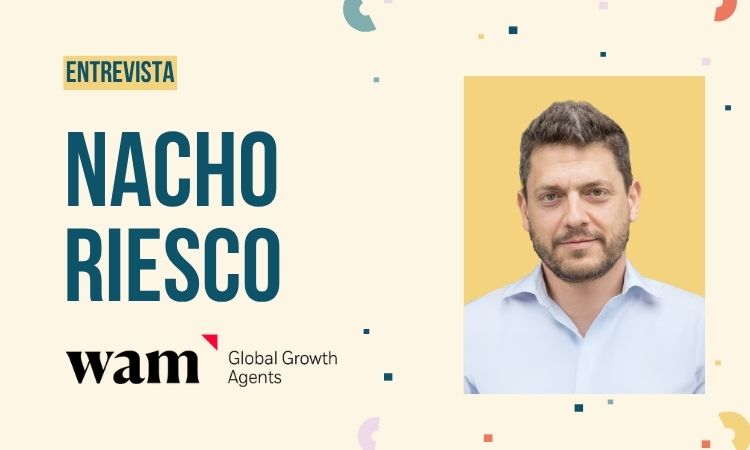 Gráfico promocional anunciando una entrevista a Nacho Riesco, de WAM Global Growth Agents. Muestra su nombre en tipografía grande y una foto suya sobre un fondo de color crema.