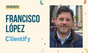 Imagen de entrevista en la que podemos ver una foto de Francisco López justo a su nombre y el logo de su empresa, Clientify.