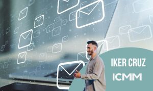 Hombre sonriente interactúa con íconos de correo flotantes; texto en recuadro verde claro: "IKER CRUZ ICMM". Contexto de tecnología y comunicación.