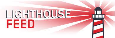 Faro iluminado-luz roja, Letras "LIGHTHOUSE FEED", transmite mensaje marketing visual-impactante, entorno fondo blanco.