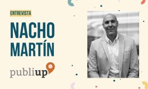 Imagen de entrevista en la que podemos ver una foto de Nacho Matín justo a su nombre y el logo de su empresa, Publiup.
