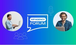 un diseño promocional del WP Agency Forum. En el centro aparece el logotipo del evento dentro de un bocadillo de diálogo, acompañado de iconos que representan un micrófono y asistentes. A los lados, se ven dos personas trabajando con portátiles, simbolizando a los profesionales y agencias WordPress que participarán en el encuentro. El fondo en degradado azul y verde le da un aire moderno y digital.